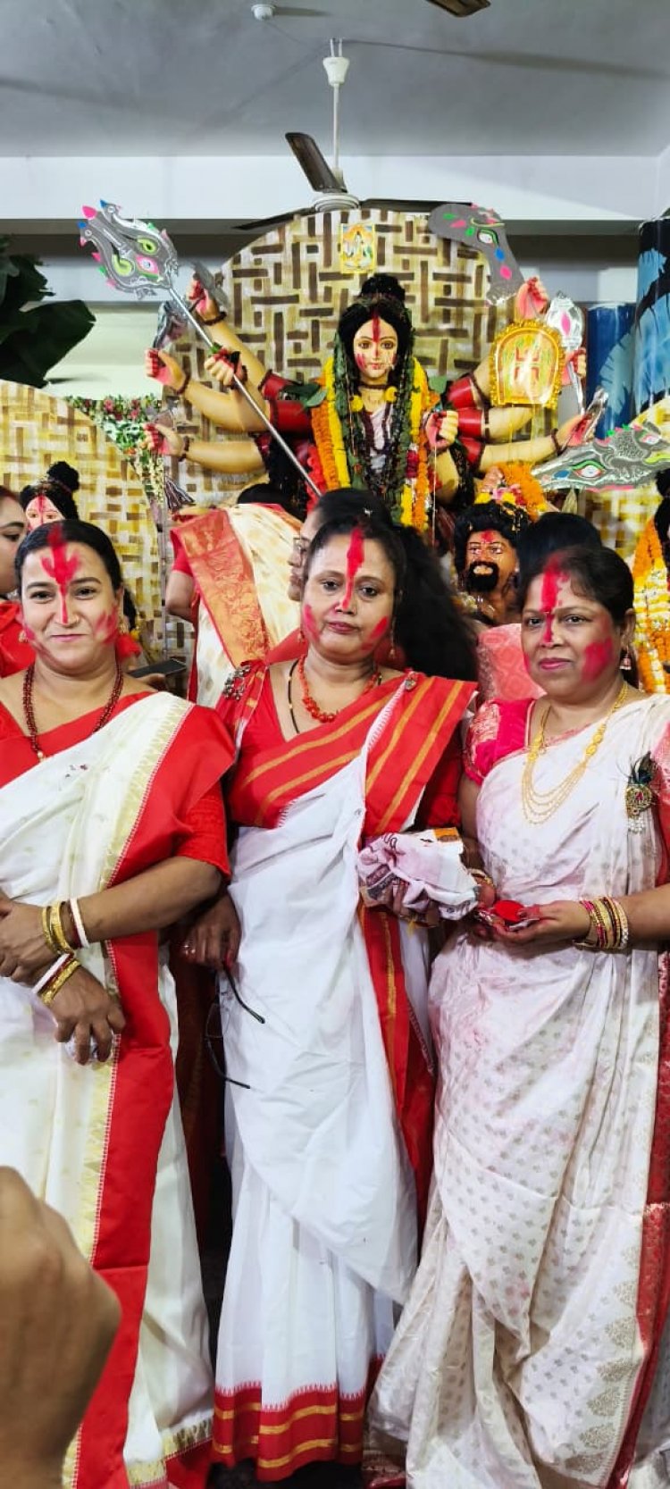 सुहागिनों ने सिंदूर खेलकर माँ दुर्गा को दी विदाई