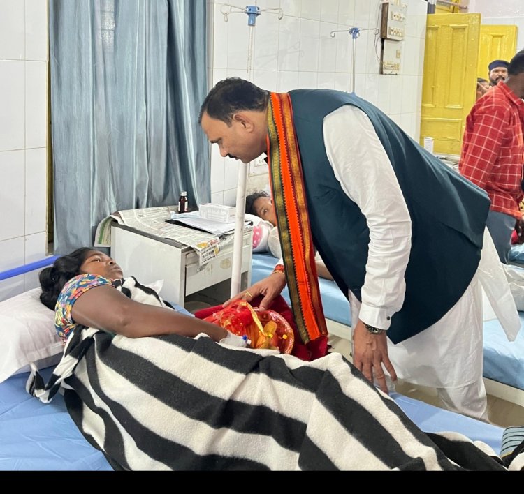 निजी कार्यक्रम छोड़ केल्हारी बस दुर्घटना के घायलों से मिलने पहुंचे स्वास्थ्य मंत्री  श्याम बिहारी जायसवाल