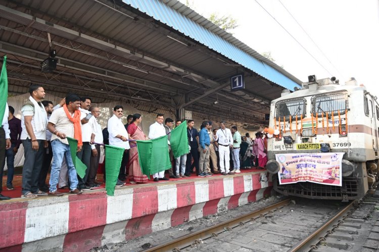 कैबिनेट मंत्री लखन लाल देवांगन ने कोरबा रेलवे स्टेशन से भारत गौरव टूरिस्ट ट्रेन को हरी झंडी दिखाकर किया रवाना, बुजुर्गों को दी शुभकामनाएं