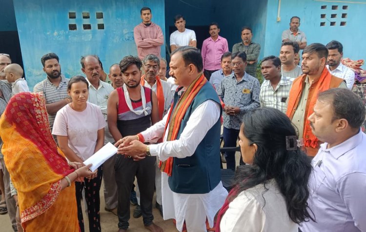 बस  हादसे में मृत यात्रियों के घर-घर पहुंचे स्वास्थ्य मंत्री श्याम बिहारी जायसवाल, पुष्प अर्पित कर दी श्रद्धांजलि