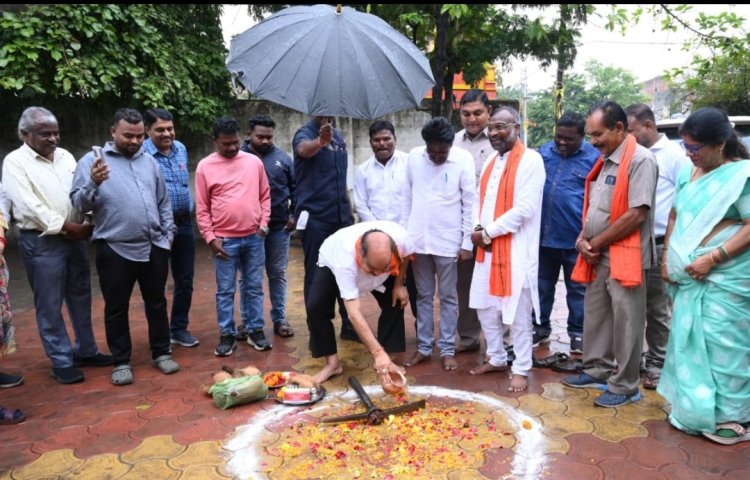 त्रिमूर्ति नगर के स्वामी आत्मानंद उत्कृष्ट अंग्रेजी माध्यम विद्यालय में शेड निर्माण कार्य का विधायक पुरन्दर मिश्रा ने किया भूमिपूजन*