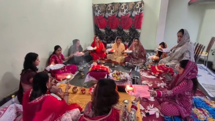 करवा चौथ के पावन पर्व पर सुहागिन महिलाओं ने पारंपरिक रीति-रिवाजों एवं धार्मिक श्रद्धा के साथ की पूजा-अर्चना ।