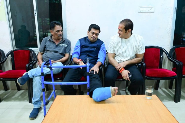 *रायपुर प्रेस क्लब पहुंचे पूर्व विधायक विकास उपाध्याय,  प्रेस क्लब अध्यक्ष मोहन तिवारी जी का जाना हाल-चाल।*