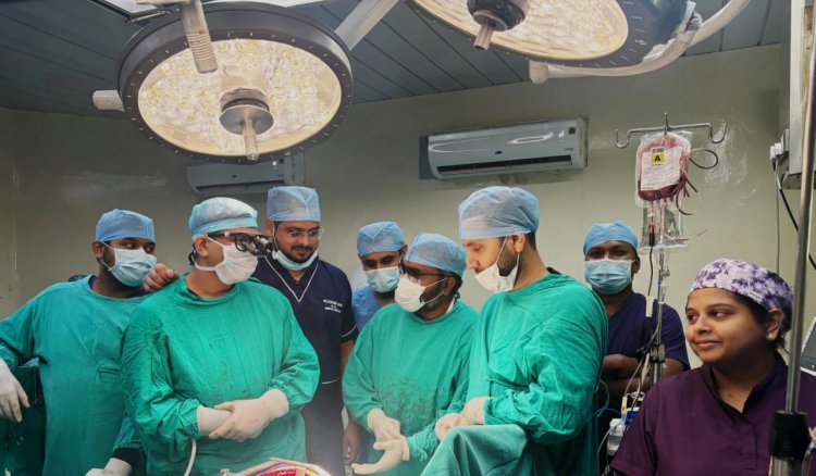 अम्बेडकर अस्पताल के कैंसर सर्जरी विभाग की बड़ी उपलब्धि, हृदय और फेफड़े की प्रमुख संरचनाओं से चिपकी कैंसर की जटिल गांठ को सफलतापूर्वक निकाला
